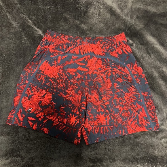 Lululemon Men’s Shorts size medium - Picture 2 of 2